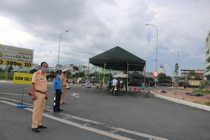 Chốt đội cảnh sát giao thông quận Ninh Kiều hướng dẫn người dân vào nơi kiểm tra khai báo y tế