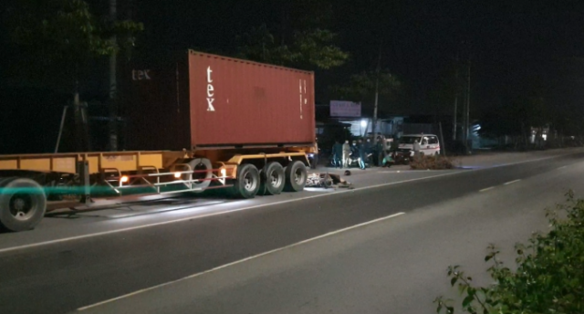 Bình Dương: Tông đuôi xe container trong đêm, 1 người tử vong