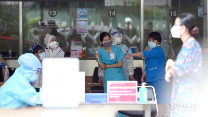 Lấy mẫu xét nghiệm nhân viên tại bệnh viện Đại học Y Dược TP Hồ Chí Minh. (Ảnh: VietnamNet)