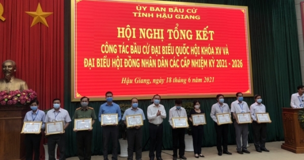 Chủ tịch UBND tỉnh Hậu Giang tặng Bằng khen phóng viên Báo Pháp luật Việt Nam