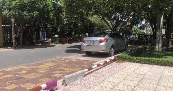 Đồng Nai: Người nhà cán bộ Phường ngang nhiên đỗ xe ôtô tuỳ tiện?