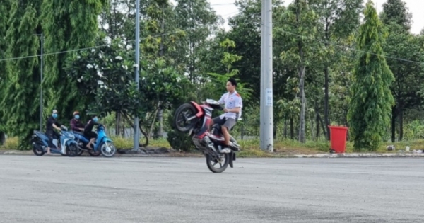 Hàng chục quái xế tụ tập đua xe trái phép tại khu vực Nghĩa trang Liệt sĩ tỉnh Đồng Nai