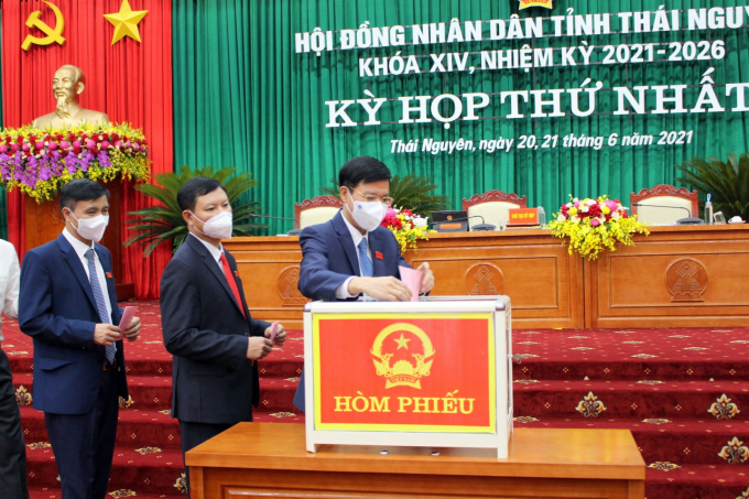 Các đại biểu HĐND tỉnh Thái Nguyên bỏ phiếu bầu các chức danh lãnh đạo HĐND, UBND tỉnh nhiệm kỳ 2021-2026. Ảnh: Báo Thái Nguyên