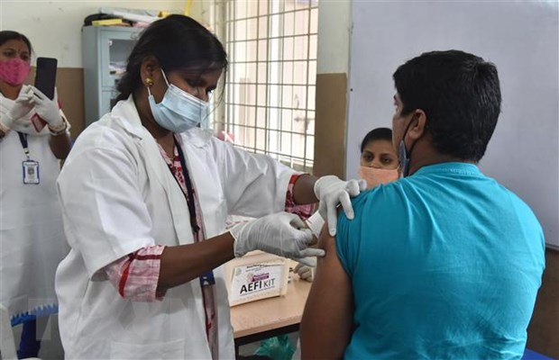 Nhân viên y tế tiêm vaccine ngừa COVID-19 cho người dân tại Hyderabad, Ấn Độ ngày 3/6/2021. (Nguồn: THX/TTXVN)