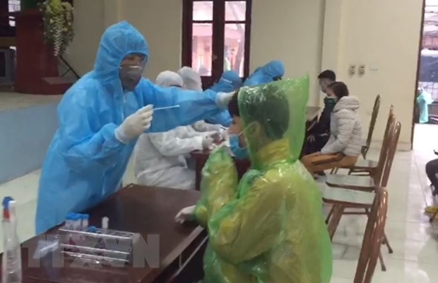Cán bộ Trung tâm Kiểm soát bệnh tật tỉnh Hưng Yên lấy mẫu xét nghiệm Covid-19 cho người dân. Ảnh: Đinh Tuấn/TTXVN