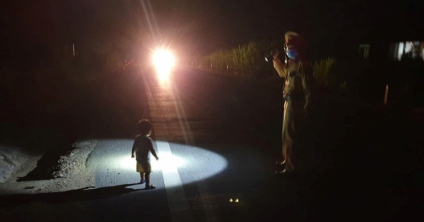 Tổ công tác CSGT “phát hoảng” khi thấy bé gái 2 tuổi chơi giữa đường trong đêm tối