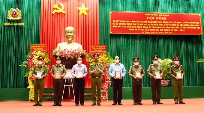Trung tướng Nguyễn Duy Ngọc, Thứ trưởng Bộ Công an tặng Kỷ niệm chương của Bộ Công an cho Ban Giám đốc Công an tỉnh và lãnh đạo tỉnh An Giang