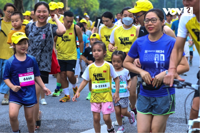 Các em nhỏ tham gia thi chạy bên bố mẹ hưởng ứng hoạt động thể thao, rèn luyện sức khỏe (Ảnh: Sưu tầm)