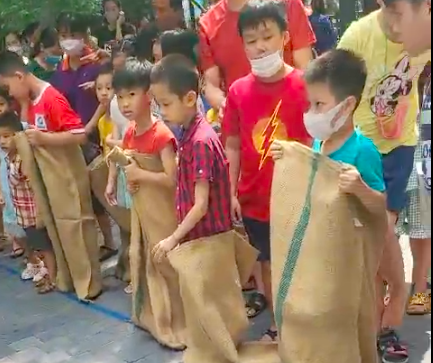 Ở nhiều khu chung cư trên địa bàn Hà Nội cũng diễn ra nhiều hoạt động ý nghĩa, nhiều trò chơi dân gian để chúc mừng tết thiếu nhi cho các con.