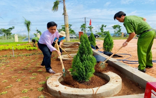 Đắk Lắk: Lực lượng Công an và Hội Liên hiệp Phụ nữ tổ chức trồng cây nhân kỷ niệm sinh nhật Bác Hồ