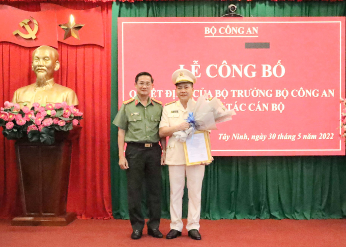 Giám đốc Công an tỉnh Tây Ninh Nguyễn Văn Trãi tặng hoa chúc mừng Tân Phó Giám đốc Công an tỉnh. (Ảnh: Bộ Công an)