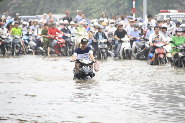 Ngập nặng trên các tuyến phố nội đô Hà Nội những ngày qua