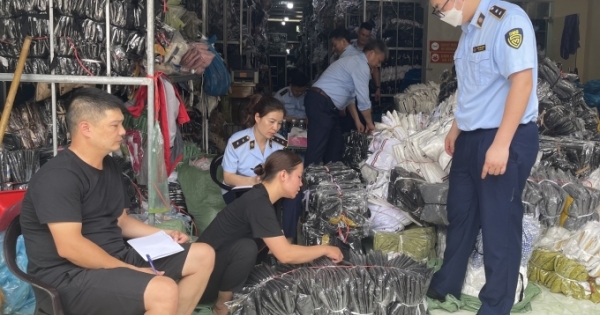 Cửa hàng Ruby Thái Nguyên bị thu giữ hàng nghìn sản phẩm vi phạm