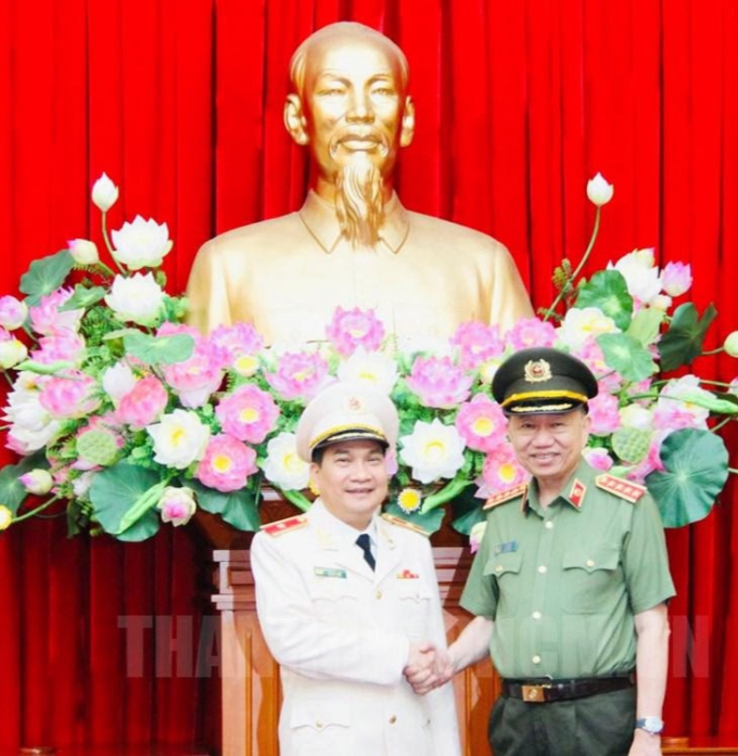 Đại tướng Tô Lâm - Bộ trưởng Bộ Công an chúc mừng Thiếu tướng Nguyễn Sỹ Quang, Phó Giám đốc Công an TP HCM. (Ảnh: Bộ Công an).