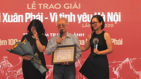 Nghệ sĩ Trinh Hương (phải) cùng các thành viên gia đình lên nhận giải thưởng Bùi Xuân Phái thay cho nhạc sĩ Phú Quang đang nằm viện hồi tháng 10-2020 - Ảnh: T.ĐIỂU