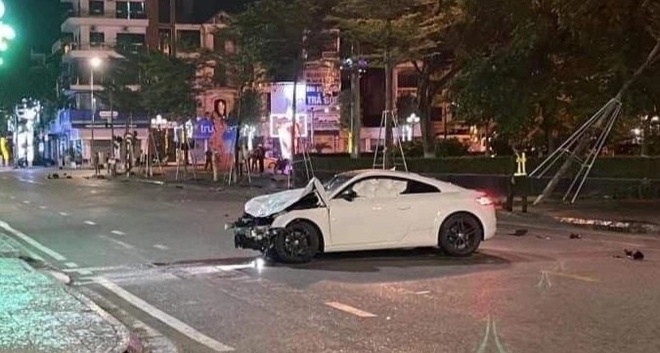 Chiếc xe Audi trong vụ tai nạn l&agrave;m 3 người chết. Ảnh:&nbsp;T.L.