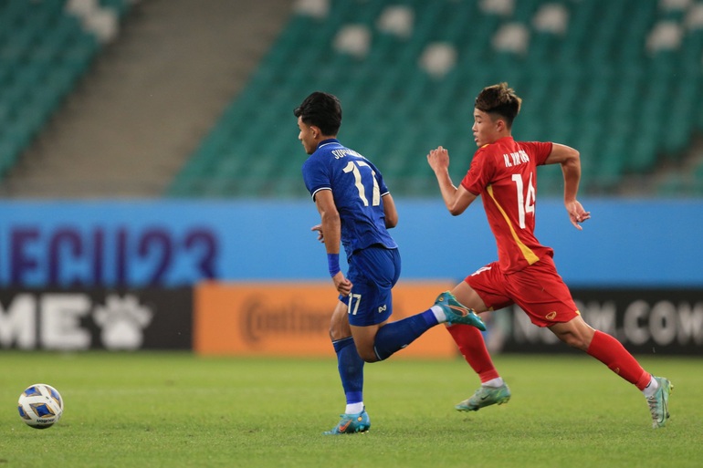 Suphanat Mueanta thừa nhận U23 Thái Lan may mắn mới có được 1 điểm trước U23 Việt Nam (Ảnh: Tuấn Duy).