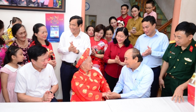 Chủ tịch nước thăm và tặng quà cụ Phạm Thị Lĩu, 102 tuổi ở thôn Cầu Lâm, xã Phạm Trấn (Gia Lộc).