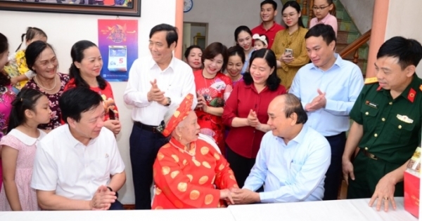 Chủ tịch nước Nguyễn Xuân Phúc thăm, tặng quà người cao tuổi tại Hải Dương