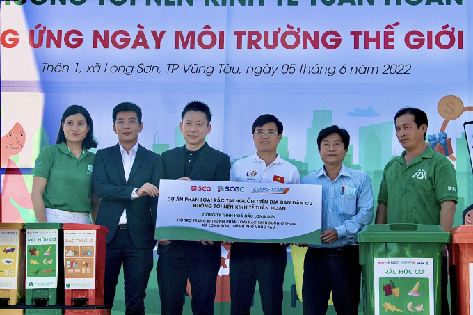 Đại diện các tổ chức, doanh nghiệp thực hiện dự án cùng Thành phố Vũng Tàu hỗ trợ thùng phân loại rác tại nguồn cho địa phương Thôn 1, xã Long Sơn