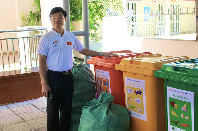 Ông Vũ Hồng Thuấn Phó Chủ tịch UBND TP. Vũng Tàu kiểm tra thùng phân loại rác tại điểm đổi quà