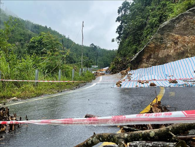 Sau 6 ngày sạt lở tại thôn Bản Chao xã Việt Hồng, huyện Trấn Yên, tỉnh Yên Bái, đường tỉnh lộ 172 giao thông vẫn đang bị chia cắt. (Ảnh: TTXVN)