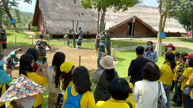 Hướng dẫn viên của Khu bảo tồn hồ hởi giới thiệu với đoàn thiện nguyện về nhà dài đậm sắc màu văn hóa truyền thống của người S’tiêng.