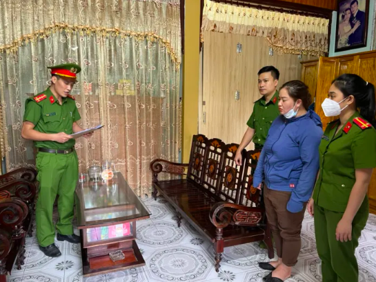 Cơ quan điều tra thi hành lệnh khám xét khẩn cấp nơi ở của Nguyễn Thị Vân.