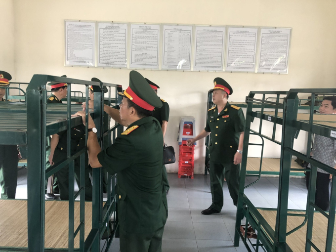 Đại tá Phạm Minh Trung - Phó tư lệnh BTL Pháo binh cùng các đồng chí trong Lữ đoàn kiểm tra nơi ăn chốn ở của các Chiến sỹ mới.