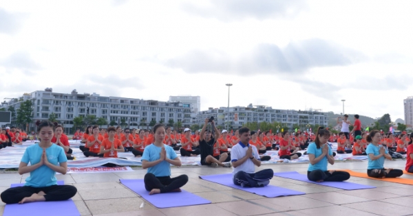 Ngày Quốc tế Yoga lần thứ 8 được tổ chức trên đỉnh Fansipan