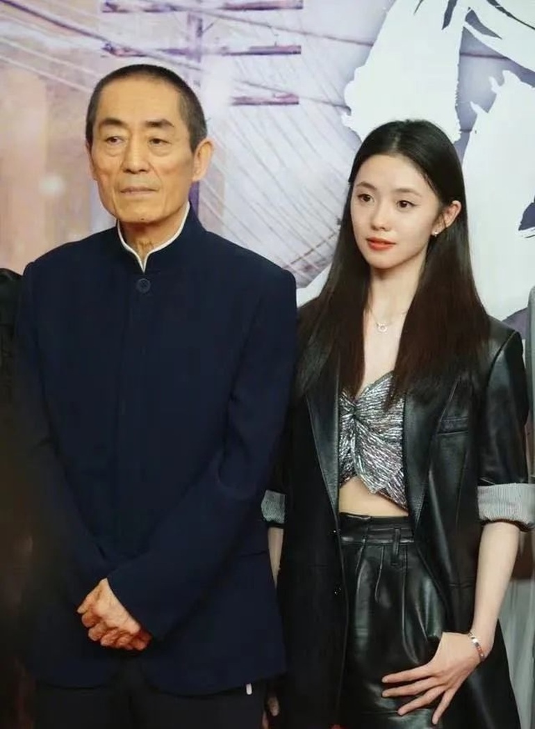 Lưu Hạo Tồn và đạo diễn Trương Nghệ Mưu ra mắt khán giả vào năm 2021 (Ảnh: Sina).
