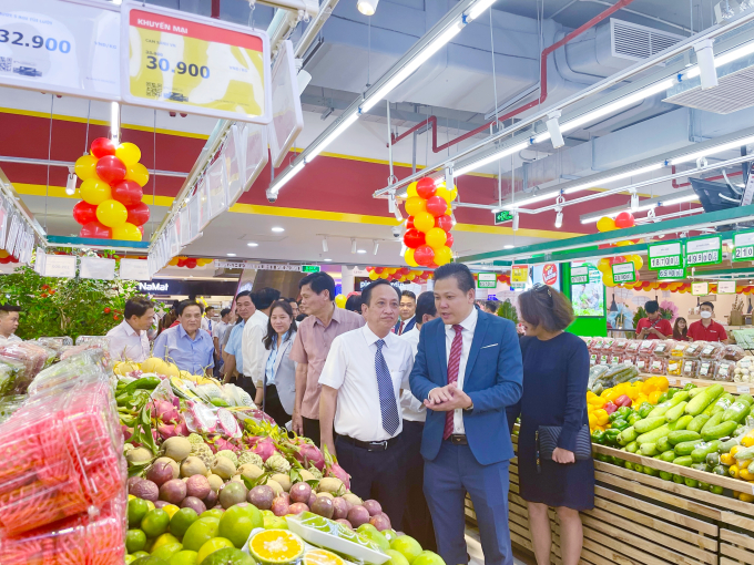 Ông Nguyễn Trọng Tuấn - Giám đốc vận hành khối WinMart cùng các lãnh đạo tỉnh Bạc Liêu tham quan gian hàng tại WinMart