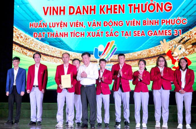 Bí thư Tỉnh ủy Nguyễn Mạnh Cường trao khen thưởng cho các huấn luyện viên.