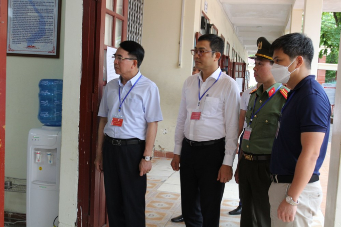 Phó Chủ tịch UBND TP Lê Khắc Nam kiểm tra công tác tổ chức kỳ thii.