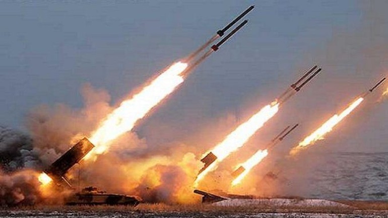 Các hệ thống pháo phản lực phóng loạt của quân đội Nga khai hỏa (Ảnh: My Republica).