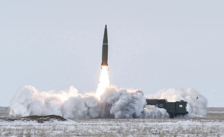 Tổ hợp tên lửa Iskander của Nga khai hỏa (Ảnh: Bộ Quốc phòng Nga).