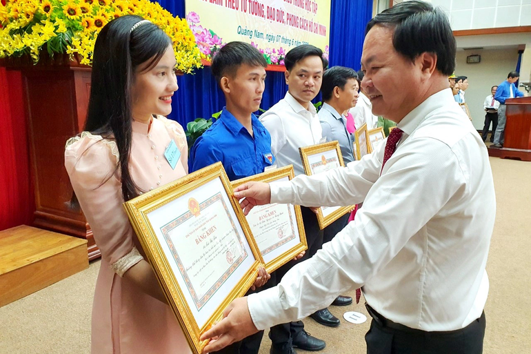 Cô Trà Thị Thu được Chủ tịch UBND tỉnh Quảng Nam tặng Bằng khen về