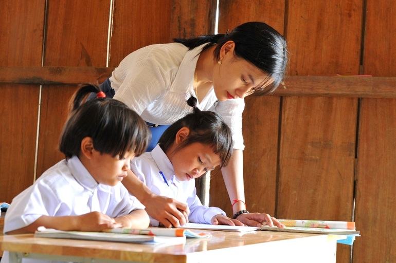 Cô Trà Thị Thu gieo chữ ở điểm trường Tắk Pổ (Ảnh: NVCC).