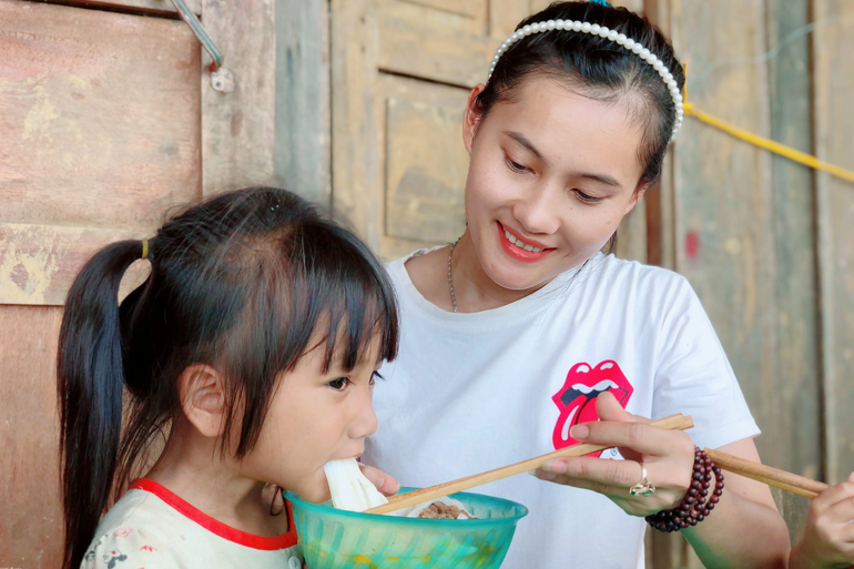 Từ nguồn kinh phí vận động, cô Thu cải thiện bữa ăn cho các em học sinh ở điểm trường Tắk Pổ (Ảnh: NVCC).