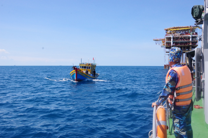 Lực lượng tuần tra phát hiện xua đuổi và ngăn chặn kịp thời các tàu cá vi phạm hành lang an toàn đường ống dẫn khí dưới biển.