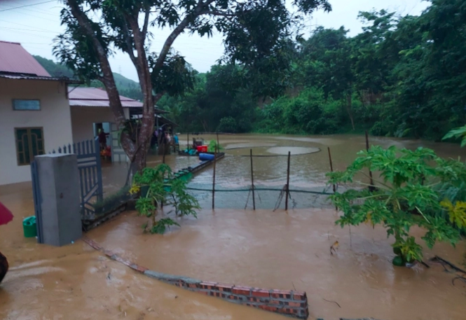 Nhà của hộ nhiều hộ dân bị ngập nước.