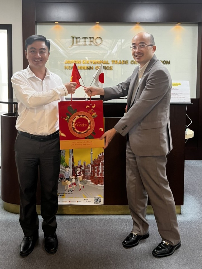 Ông Trần Quốc Duy - Giám đốc TT XTĐT,TM&amp;amp;DL tỉnh Bình Phước (trái) trao quà lưu niệm cho ông Hirai Shinji - Trưởng đại diện JETRO tại TP. Hồ Chí Minh.