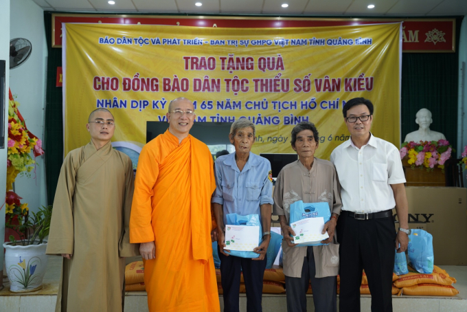 Đại đức Thích Trúc Thái Minh và các thành viên Đoàn công tác trao các phần quà và hiện vật cho đại diện chính quyền các địa phương.