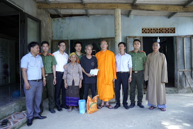 Đại đức Thích Trúc Thái Minh cùng các thành viên Đoàn công tác thăm hỏi và trao tặng quà cho đồng bào Bru - Vân Kiều.