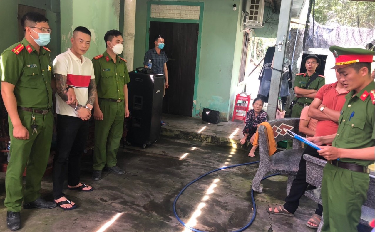 Tống đạt Quyết định khởi tố bị can, lệnh bắt bị can để tam giam và lệnh khám xét khẩn cấp chỗ ở đối với Nguyễn Vĩnh Linh.