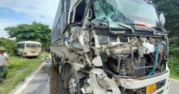Hà Tĩnh: Xe khách va chạm xe tải, 2 hành khách nhập viện