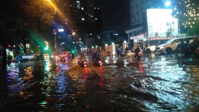 Đoạn đường Nguyễn Phong Sắc ngập lụt sau trận mưa tối 13/6. Ảnh: Chu Phượng