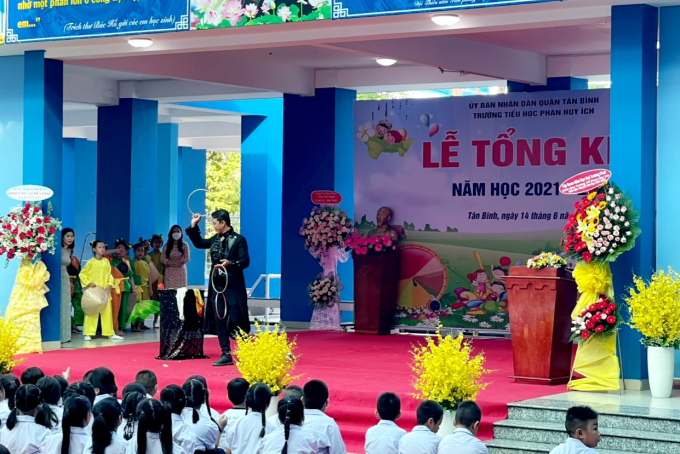 Những chủ nhân tương lai của đất nước cũng được trường tiểu học Phan Huy Ích (quận Tân Bình) tạo điều kiện tổ chức lễ Bế giảng, để các em ghi lại một năm học đầy ý nghĩa. Ảnh: Phạm Trường