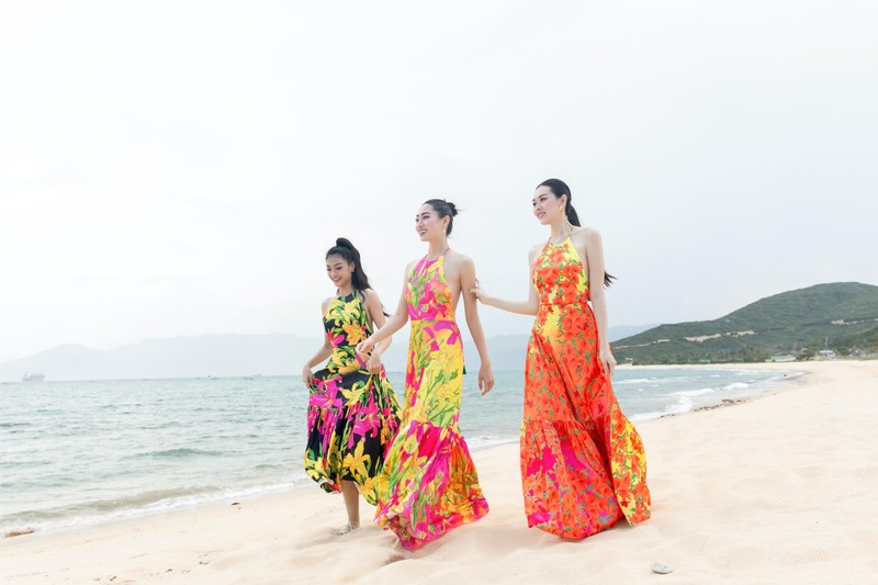Trong ảnh, bộ ba Hoa - Á hậu sinh năm 2000 đều chọn cho mình những bộ váy bay bổng, khoe lưng trần trong chuyến du ngoạn đến thành phố biển.