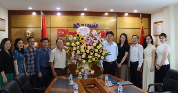 Lãnh đạo Bộ Tư pháp chúc mừng Báo Pháp luật Việt Nam nhân Ngày Báo chí Cách mạng